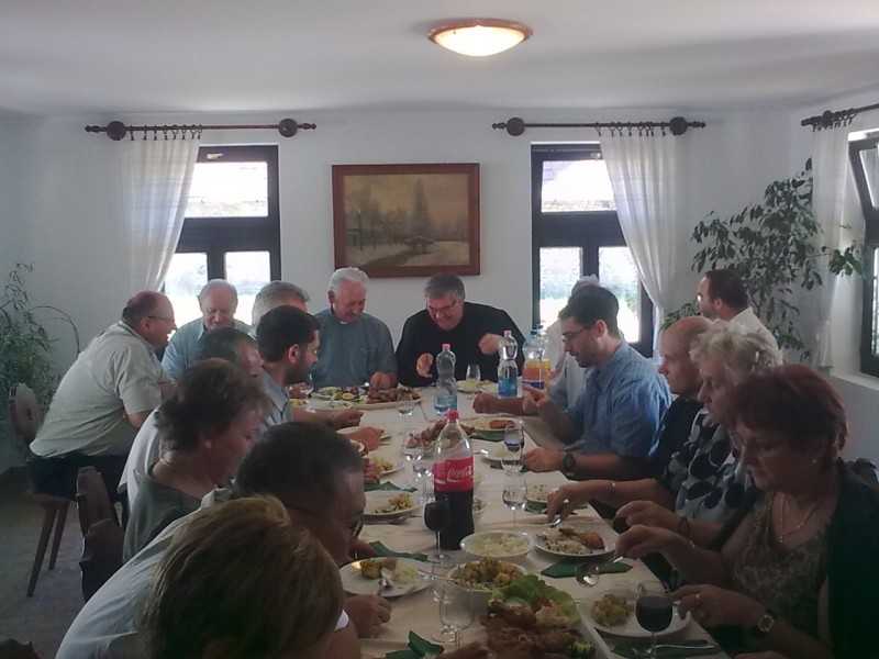 Ünnepi ebéd a Decsen szolgált atyákkal