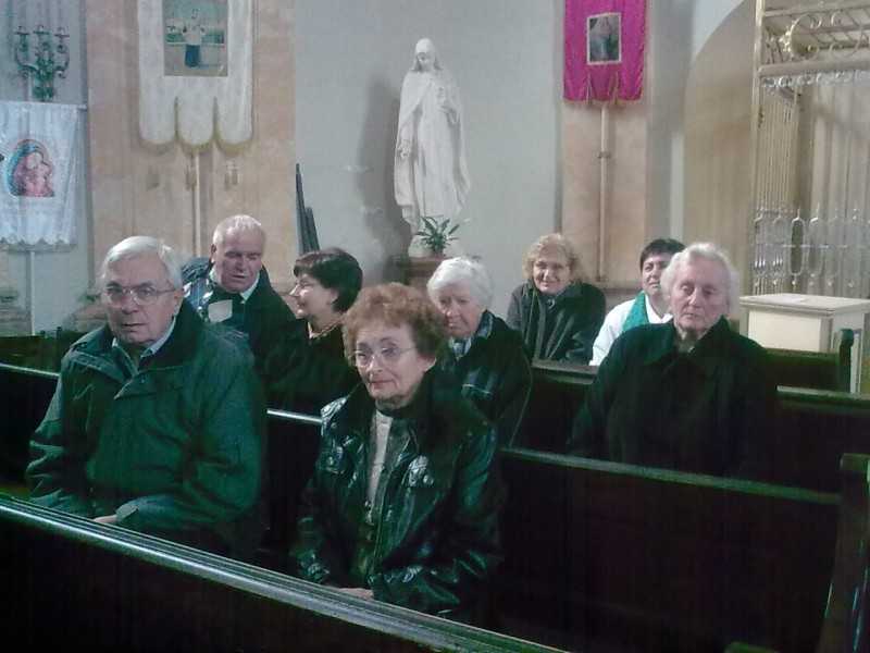 Decsi zarándokok a máriabesnyői kegytemplomban 2011. október 8-án