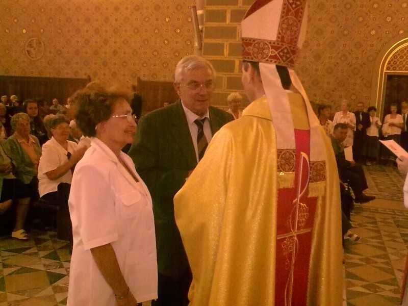 Pécs 2011. 06. 29. Püspök úrtól a kitüntetést átveszi: Dr. Málnai János és Dr. Málnainé Dr. Bíró Zsuzsanna