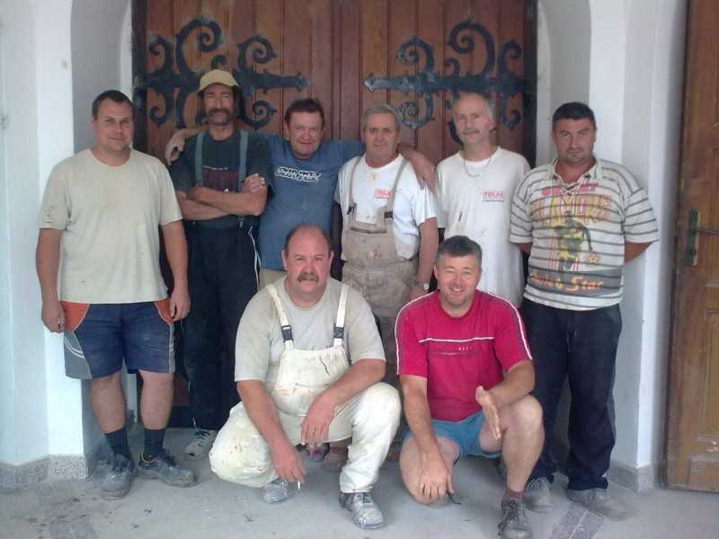 A templomfelújítók: Kappel Mayer Mihály, Vargity Ernő, Gyuricza István, Rapics László, Tamás zsolt, Kothgasser krisztián, elöl: Bendek János, Keszeli Zoltán